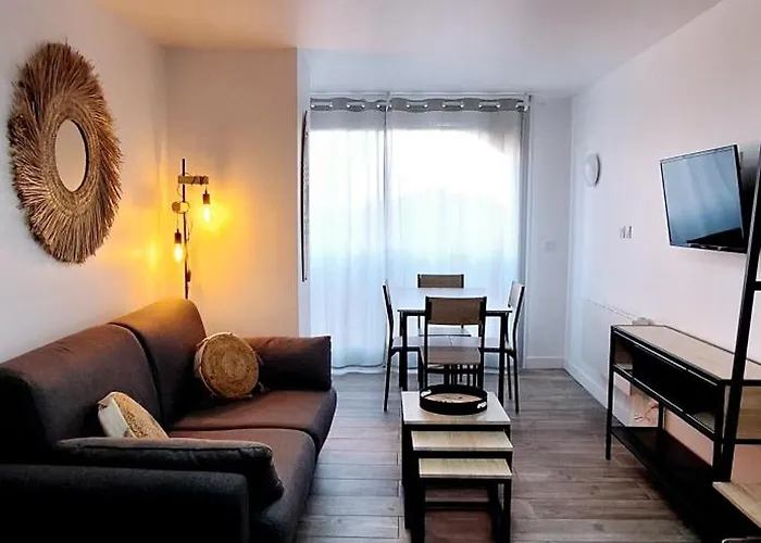 Studio Renove 200 M De La Plage Avec Parking Prive
